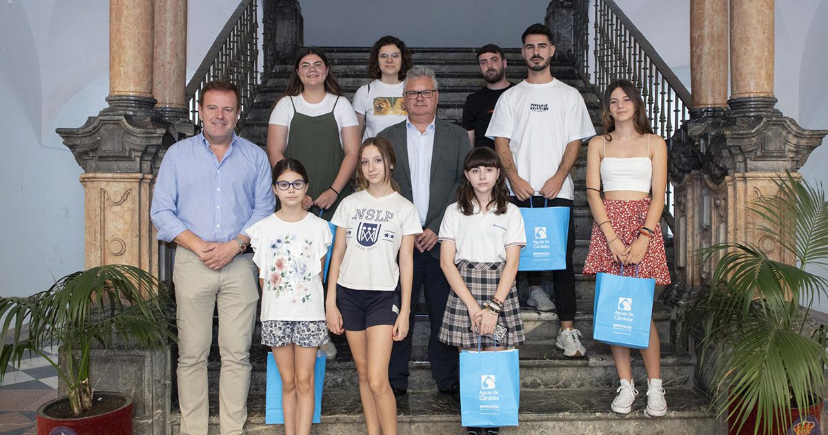 Los ganadores del 1er Certamen de Dibujos organizado por Aguas de Córdoba reciben su premio en la Diputación