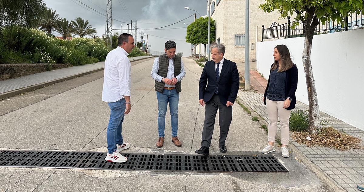 El presidente de la Diputación visita las obras de mejora en la red de Pedro Abad